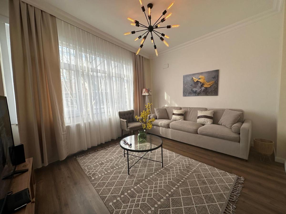 Center Of City In Besiktas 2 Plus 1 With 2 Bathroom And 3 Air Conditioner อิสตันบูล ภายนอก รูปภาพ