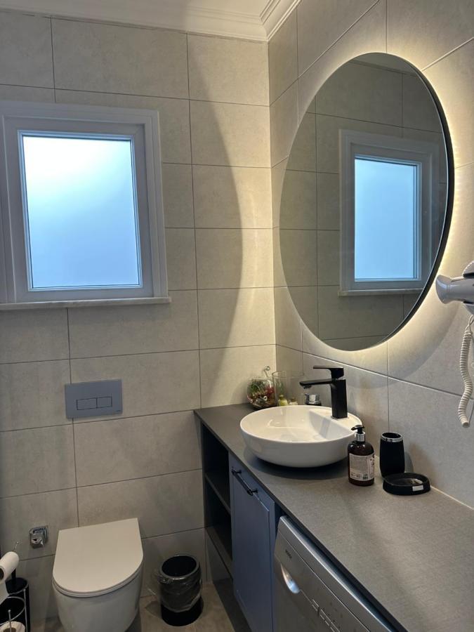 Center Of City In Besiktas 2 Plus 1 With 2 Bathroom And 3 Air Conditioner อิสตันบูล ภายนอก รูปภาพ